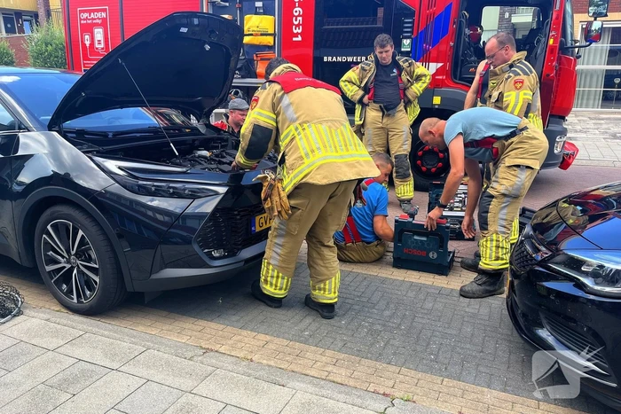 Kat vast in auto, brandweer schiet te hulp