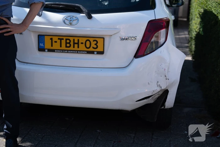 Scooter botst op achteruitrijdende auto