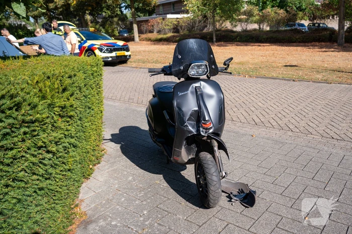 Scooter botst op achteruitrijdende auto