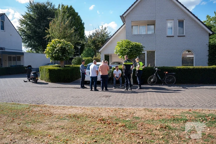 Scooter botst op achteruitrijdende auto