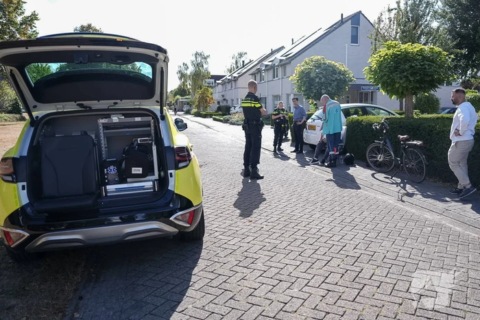 Scooter botst op achteruitrijdende auto