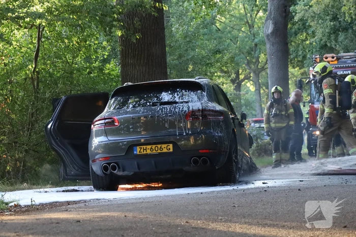 Auto brand volledig uit na moeizame blusactie