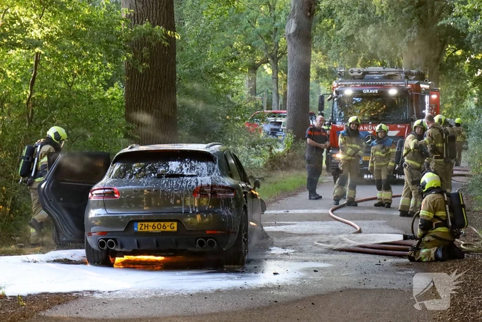 Auto brand volledig uit na moeizame blusactie