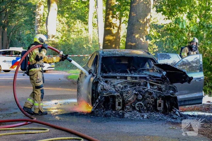 Auto brand volledig uit na moeizame blusactie