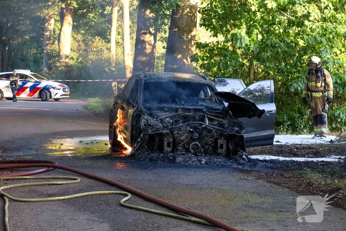 Auto brand volledig uit na moeizame blusactie