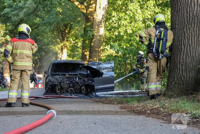 Auto brand volledig uit na moeizame blusactie