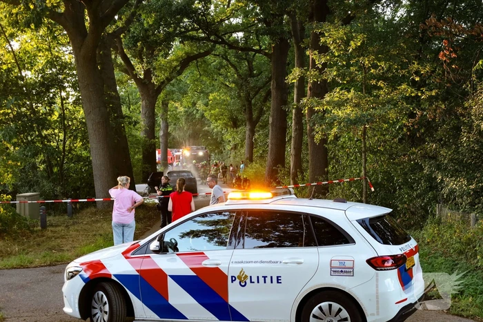 Auto brand volledig uit na moeizame blusactie