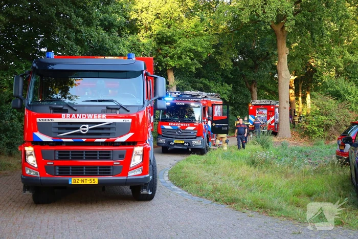 Auto brand volledig uit na moeizame blusactie