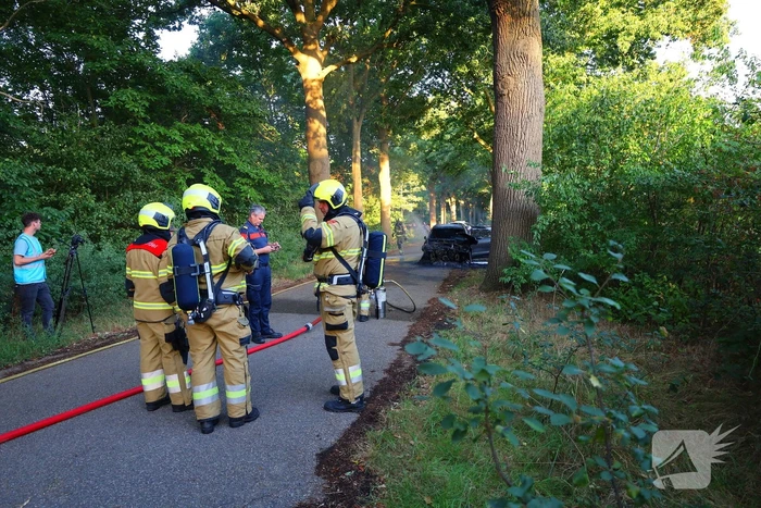 Auto brand volledig uit na moeizame blusactie