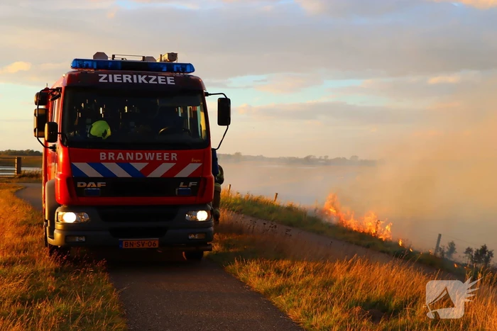 Bermbrand zet natuurgebied in vuur