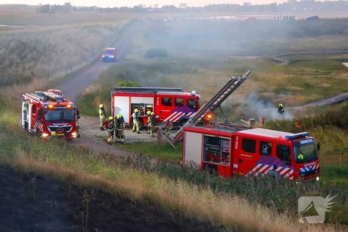 Bermbrand zet natuurgebied in vuur