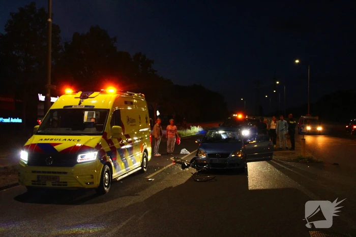 Fiets belandt onder auto bumper