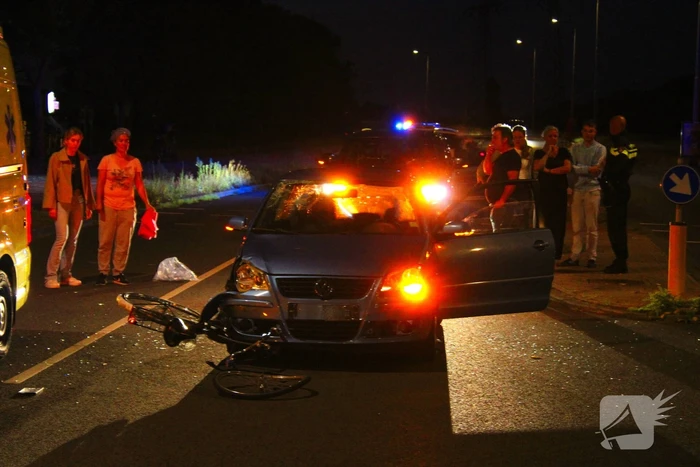 Fiets belandt onder auto bumper