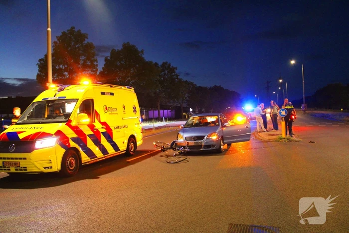 Fiets belandt onder auto bumper