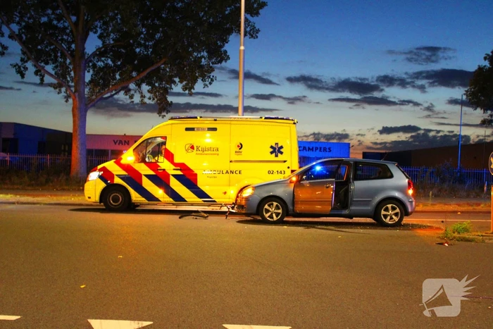 Fiets belandt onder auto bumper