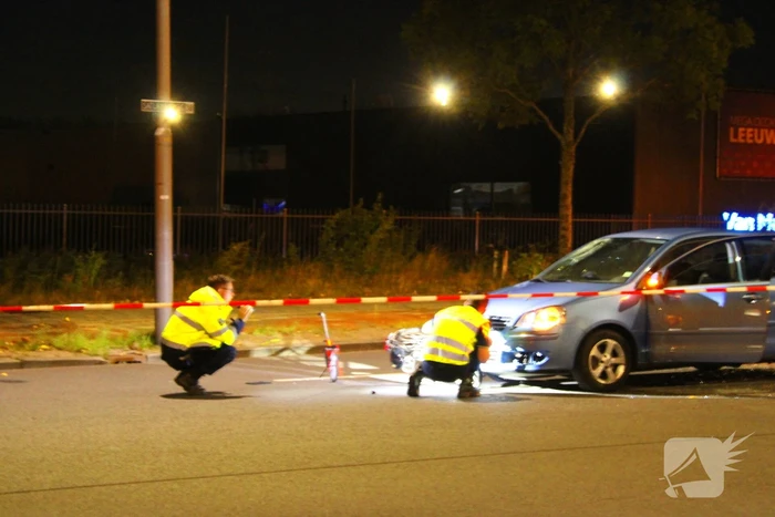 Fiets belandt onder auto bumper