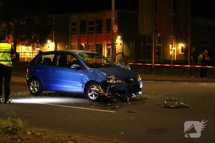 Fiets belandt onder auto bumper