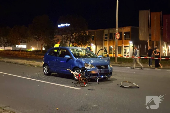 Fiets belandt onder auto bumper