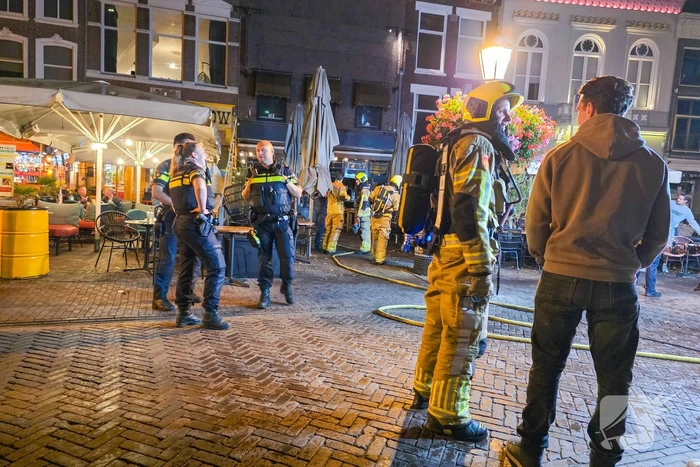 Brand in prullenbak in een cafe