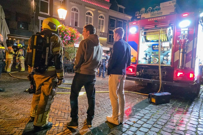 Brand in prullenbak in een cafe