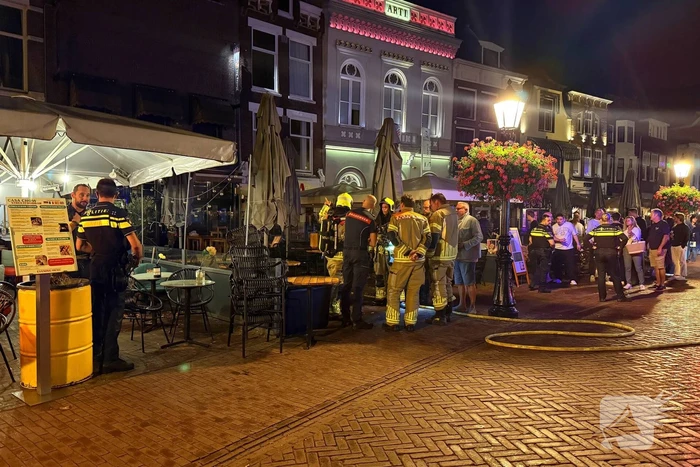 Brand in prullenbak in een cafe