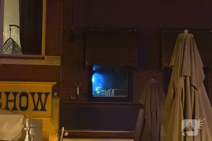 Brand in prullenbak in een cafe