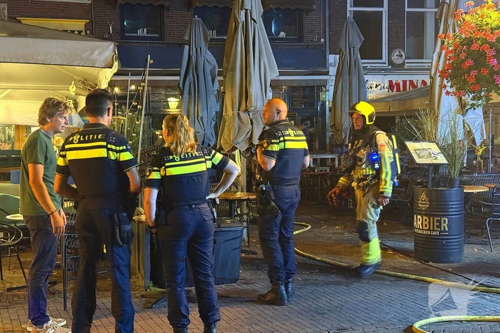 Brand in prullenbak in een cafe