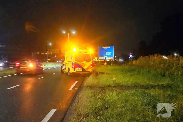 Bestuurder verliest controle bij rotonde
