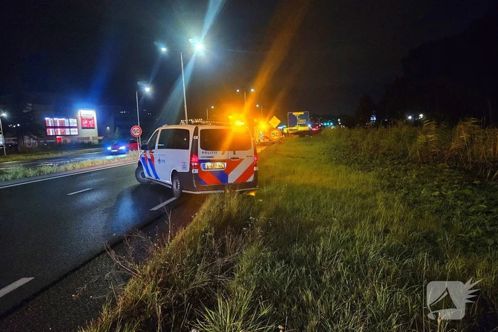 Bestuurder verliest controle bij rotonde