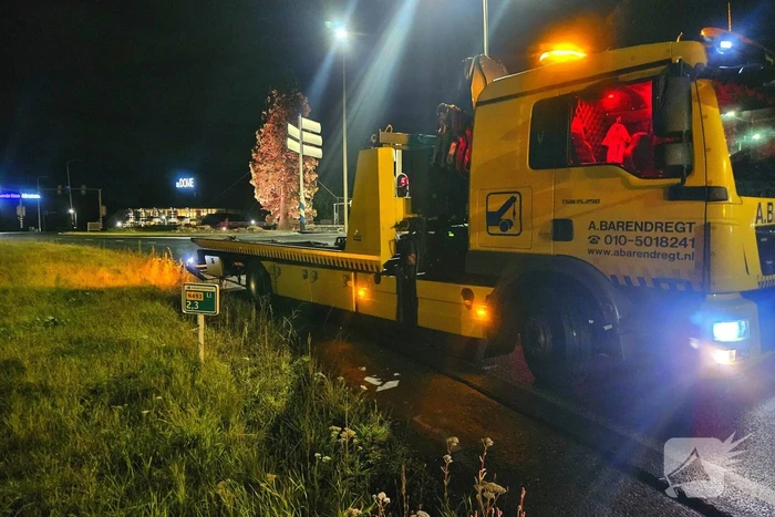 Bestuurder verliest controle bij rotonde