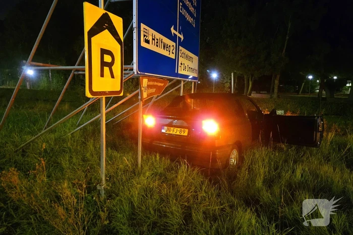 Bestuurder verliest controle bij rotonde