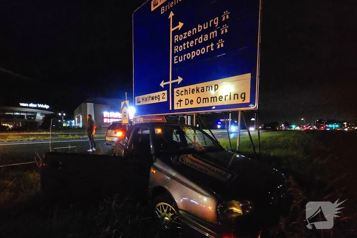 Bestuurder verliest controle bij rotonde