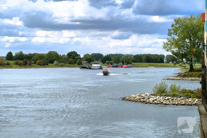 Rijkswaterstaat sleept watermakende boot