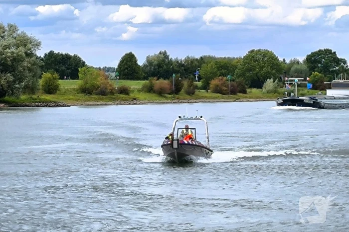 Rijkswaterstaat sleept watermakende boot