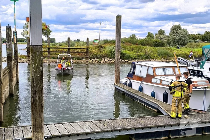 Rijkswaterstaat sleept watermakende boot