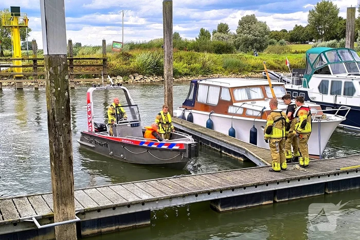 Rijkswaterstaat sleept watermakende boot