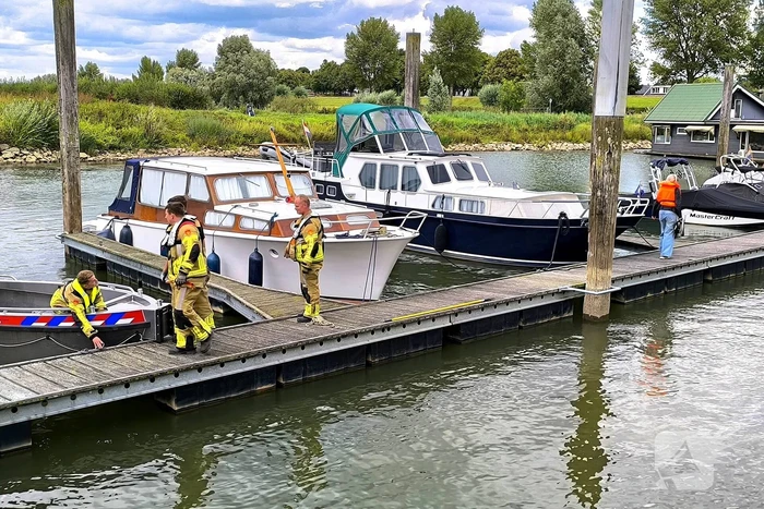Rijkswaterstaat sleept watermakende boot