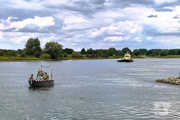 Rijkswaterstaat sleept watermakende boot