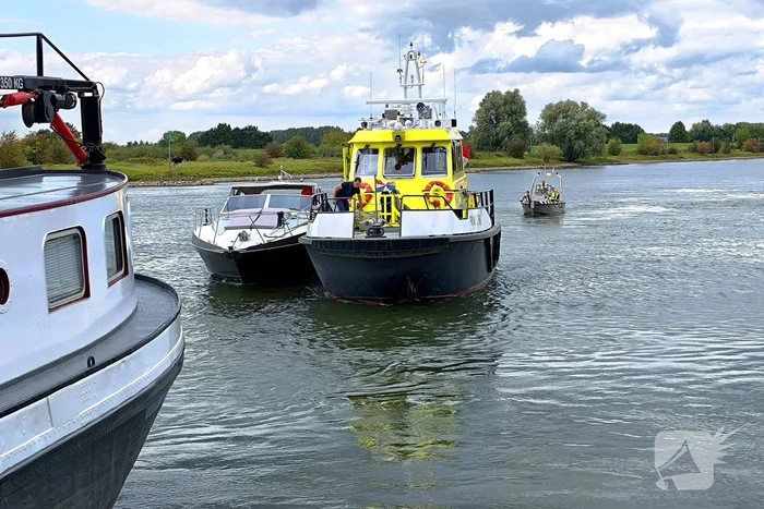 Rijkswaterstaat sleept watermakende boot
