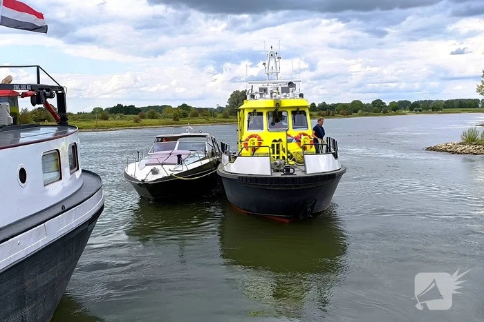 Rijkswaterstaat sleept watermakende boot