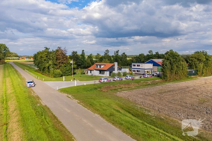 Zware politie-inzet bij boerderij
