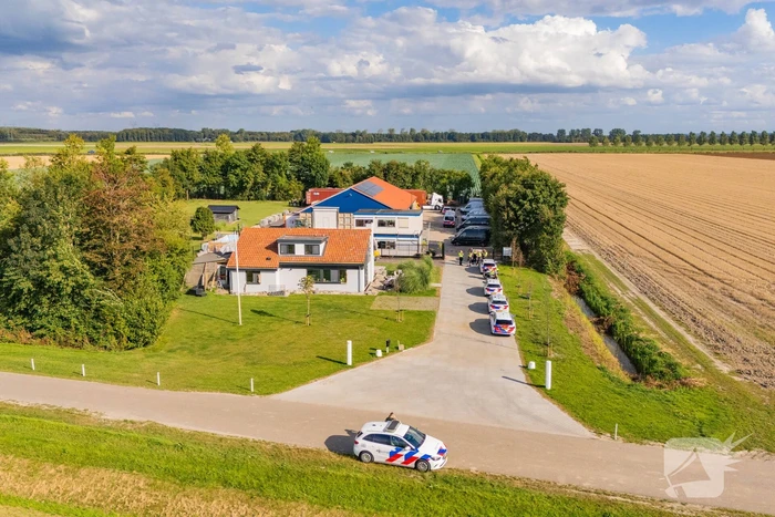 Zware politie-inzet bij boerderij