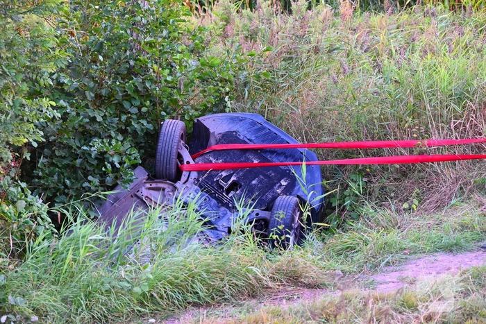 Ongeval met auto in de sloot