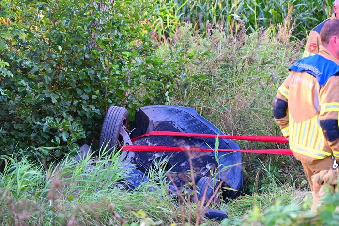Ongeval met auto in de sloot