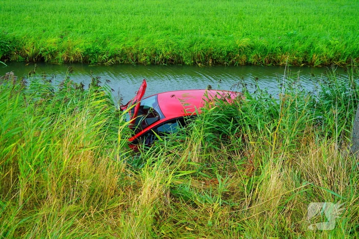 Verkeersongeval met auto in water