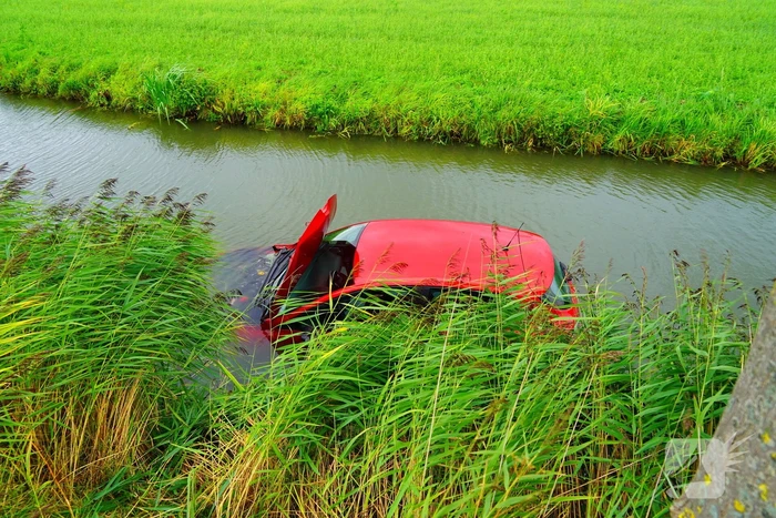 Verkeersongeval met auto in water