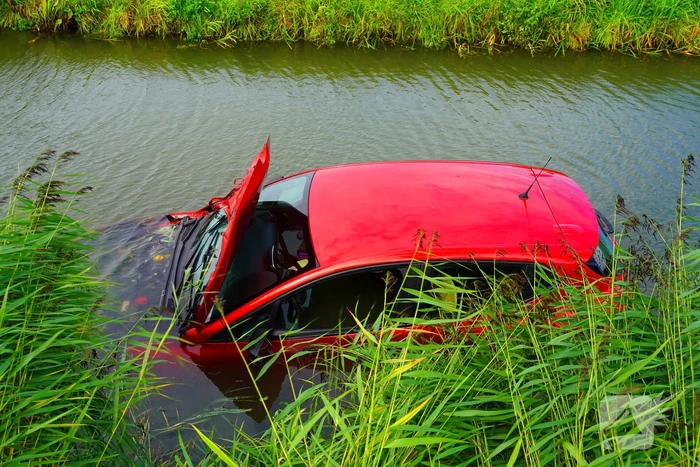 Verkeersongeval met auto in water