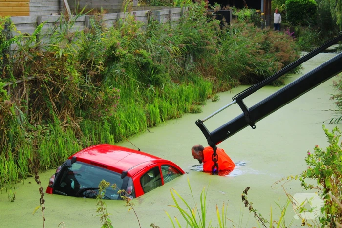 Berging na ongeval met voertuig te water