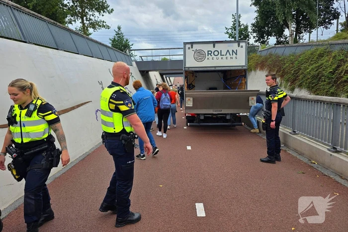 Politie en voorbijgangers bevrijden bakwagen