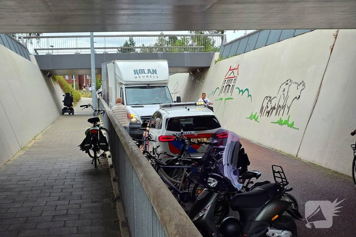 Politie en voorbijgangers bevrijden bakwagen